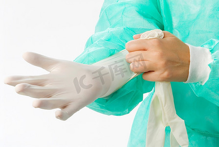 医院环境摄影照片_助手在手术前戴上手套