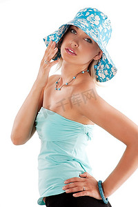 夏日年轻漂亮女子肖像浅蓝色连衣裙，白顶帽子