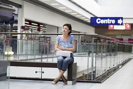 一名年轻女子坐在新的沃罗涅日购物中心