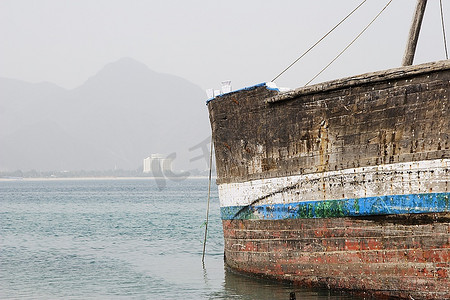 Khor Fakkan，阿联酋，旧木独桅帆船冲上Khor Fakkport前的海岸