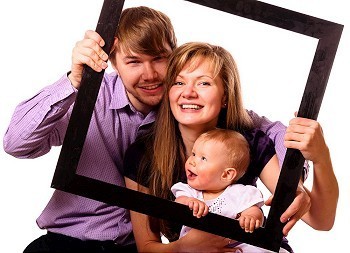 白色背景的相框内有婴儿的幸福家庭