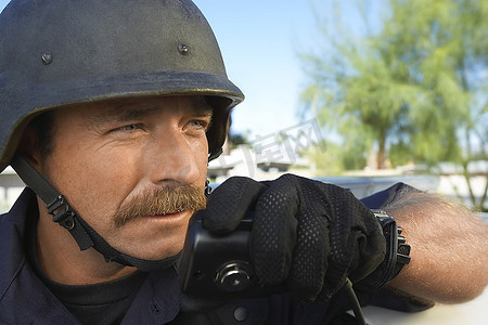 对讲机男孩美女的合照个人vip和企业vip免费下载带枪的特警军人进行有