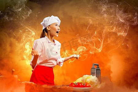 愤怒的亚洲女性厨师反对与闪耀效果的颜色背景