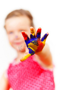 小孩子的手被涂上了五颜六色的油漆，准备留下手印