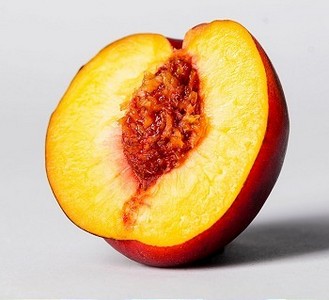 多C多营养摄影照片_灰色背景上的成熟桃子