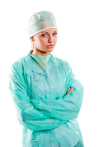 护士长穿着绿色手术服，戴着一顶白色遮盖头发的帽子