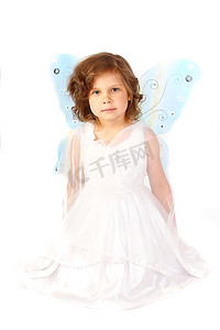 梦幻蝴蝶摄影照片_穿着带蝴蝶翅膀的仙女服装的美丽女孩