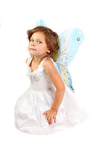穿着带蝴蝶翅膀的仙女服装的美丽女孩
