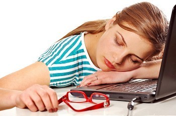 睡在笔记本电脑上的女孩