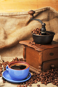 干锅老豆腐摄影照片_老式手工咖啡研磨机与咖啡豆和杯子
