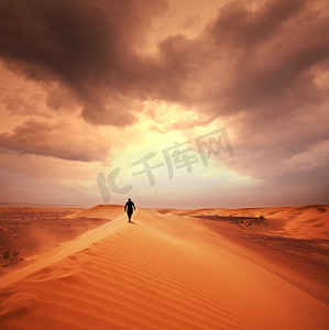 戈壁徒步摄影照片_沙漠徒步