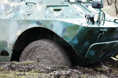 军队展板摄影照片_泥土中的军事运输