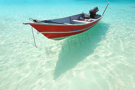 马来西亚Perhentian群岛上有摩托艇的美丽海滩