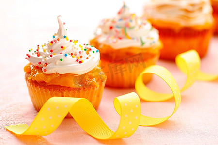 亲子生日会海报摄影照片_杯形蛋糕加鲜奶油和糖霜