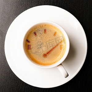再来一杯咖啡。一杯带钟表的新鲜意式浓缩咖啡，可俯瞰