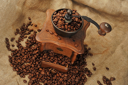 老式手动咖啡研磨机与咖啡豆孤立