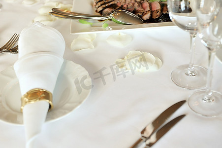21745摄影照片_餐巾上有花瓣的婚宴餐桌