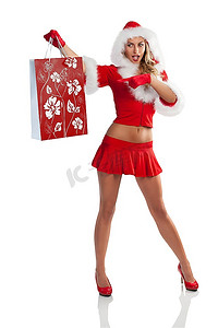 打扮成圣诞老人的性感女孩穿着红色迷你裙和夹克，拿着一个礼包