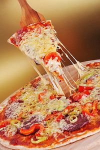 香肠摄影照片_新鲜出炉的比萨饼配意大利辣香肠、橄榄和辣椒
