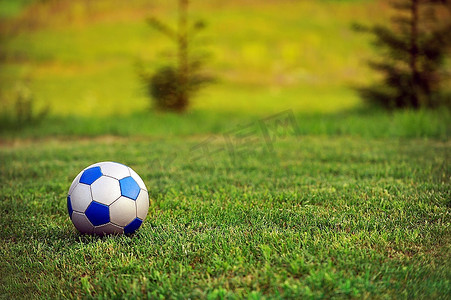 绿草地上的足球。夏日与急性；S日