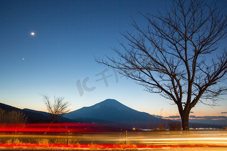 日本山梨市山中湖上的黄昏富士