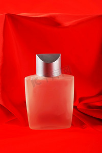 一瓶香水，隔离在红色特写上