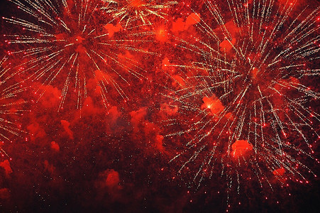 烟花在天空中绽放树焰火