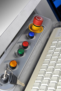 控制面板现代化的机器。使用键盘和显示器