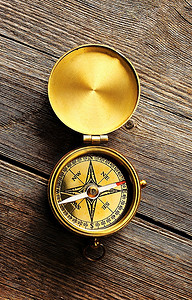 航海复古背景摄影照片_古董黄铜指南针在木背景