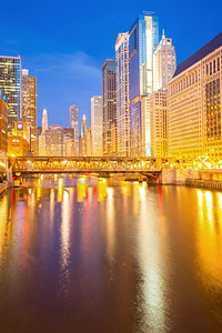 芝加哥摄影照片_芝加哥市中心和河流的城市，黄昏的时候有桥。