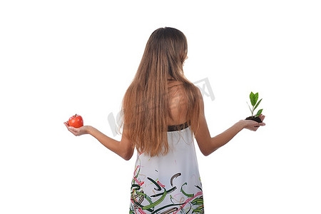 树芽摄影照片_美丽的年轻女子抱着绿色的树芽和苹果