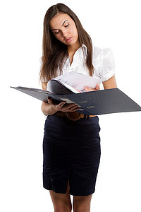 年轻的黑发在正式着装作为一个办公室工作人员与一个黑暗的文件夹