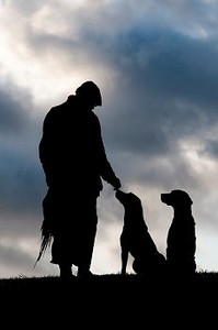 一个猎人和他的狗在天空中的剪影