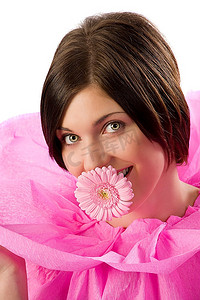 有趣的照片，一个穿着粉色领纸的年轻女孩嘴里叼着一朵粉色的花