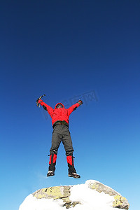 攀岩男孩摄影照片_顶上的攀登者