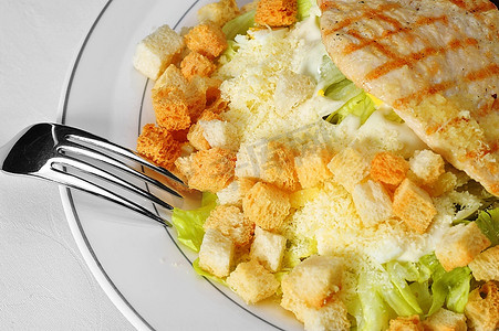 炸鸡柳配奶酪和蔬菜。沙拉
