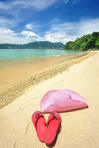 泰国美丽的海滩风景，戴着帽子，穿着人字拖