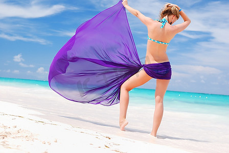 加勒比海海滩上穿着围裙的女子