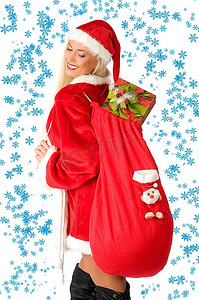 可爱的金发女郎身穿圣诞老人礼服，肩上扛着礼包