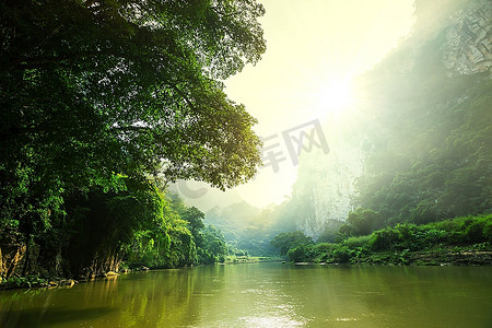 山水人摄影照片_老挝的热带河流