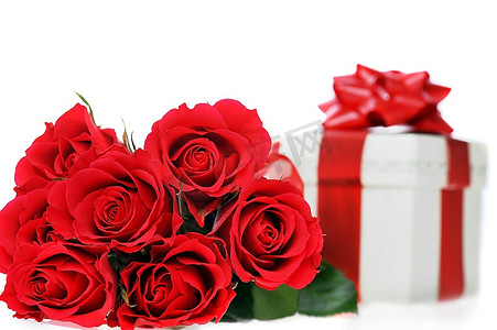 美丽的红玫瑰和丝带礼物