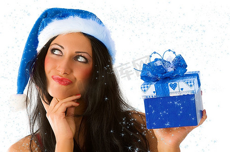 特写镜头可爱的黑发与礼品盒和圣诞帽看起来富有表现力
