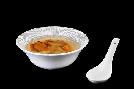 碗里有美味的蘑菇汤。中式烹饪
