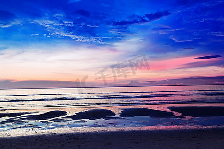 泰国普吉岛卡隆海滩的日落