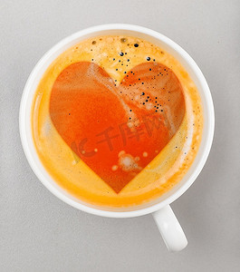 咖啡的爱摄影照片_爱喝咖啡。一杯带心形的新鲜意式浓缩咖啡，俯瞰