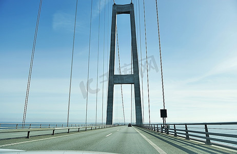 在丹麦通过这座桥的道路
