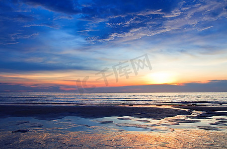 云水纹摄影照片_日落在卡伦海滩，普吉岛，泰国
