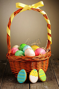 木桌上篮子里的彩色复活节彩蛋