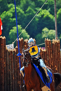 甲面骑士摄影照片_中世纪骑马装甲骑士在骑马比赛中