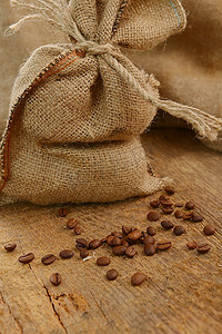 咖啡豆绕在木板上的麻袋上